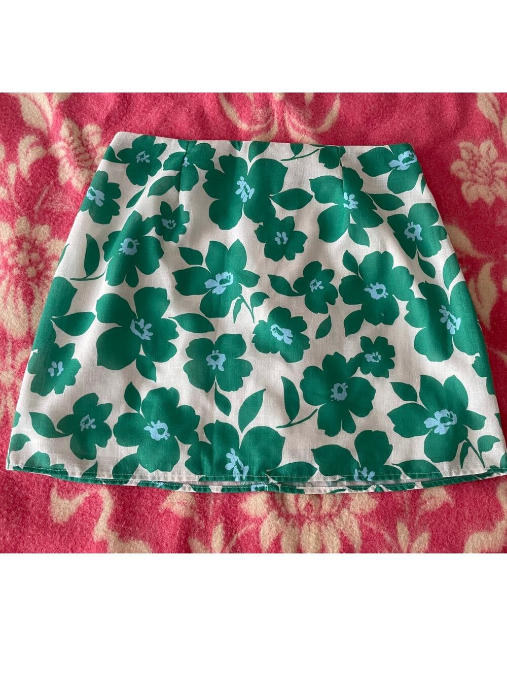Le Lis Cream and Green Floral Mini Skirt SZ Med
